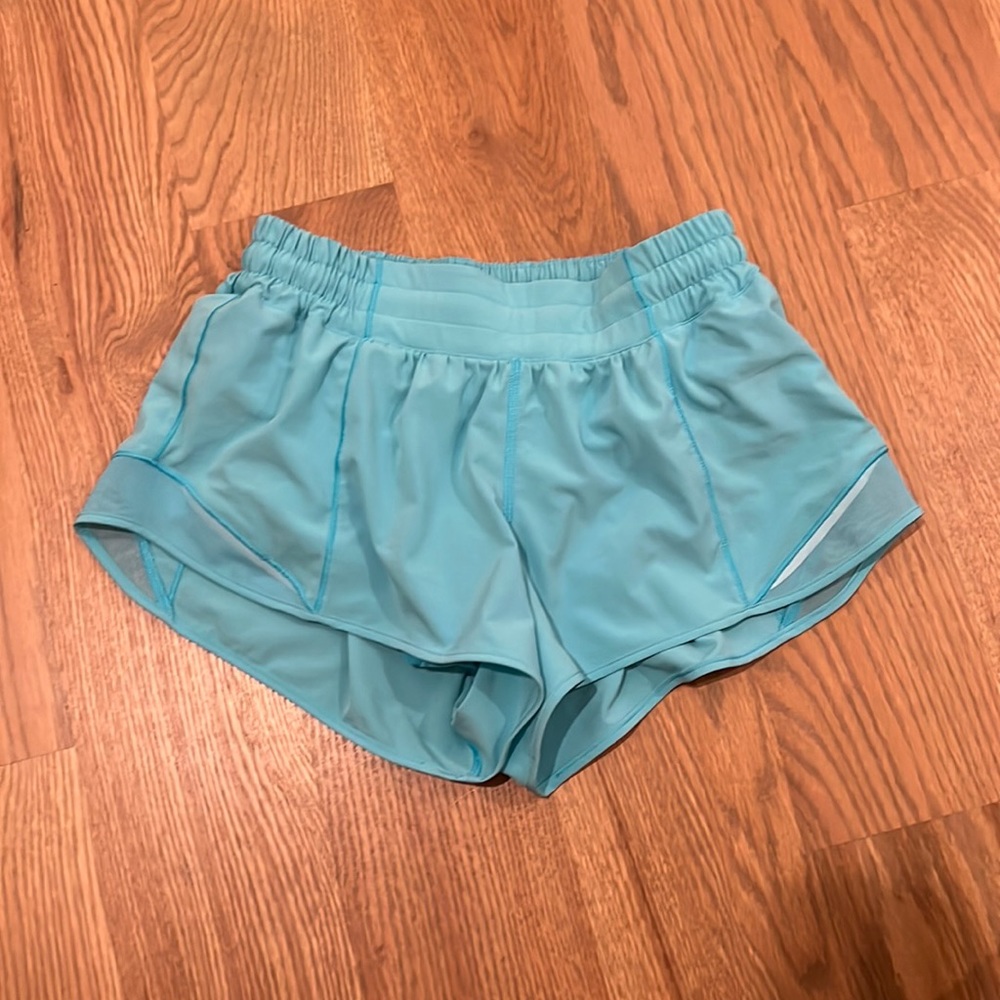 ELECTRIC TURQOUISE LULULEMON HOTTY HOT 2.5 INCH LOW RISE NEW SHORTS